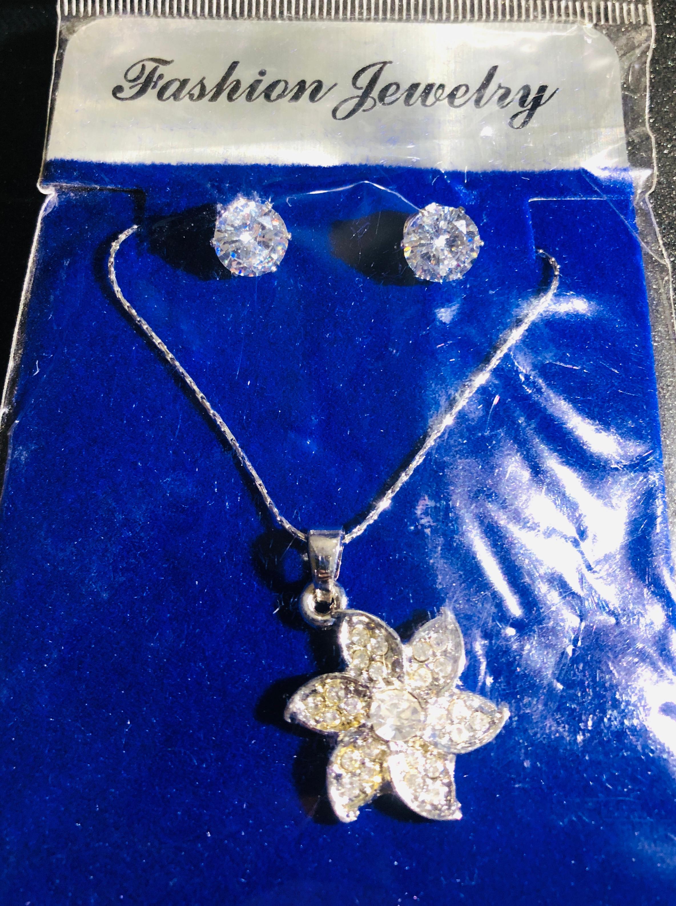 Dazzling Flower Pendant Necklace and Stud Jewelry Set (3 Pcs)